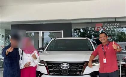 Serah terima unit Toyota di Agung Toyota Harapan Raya